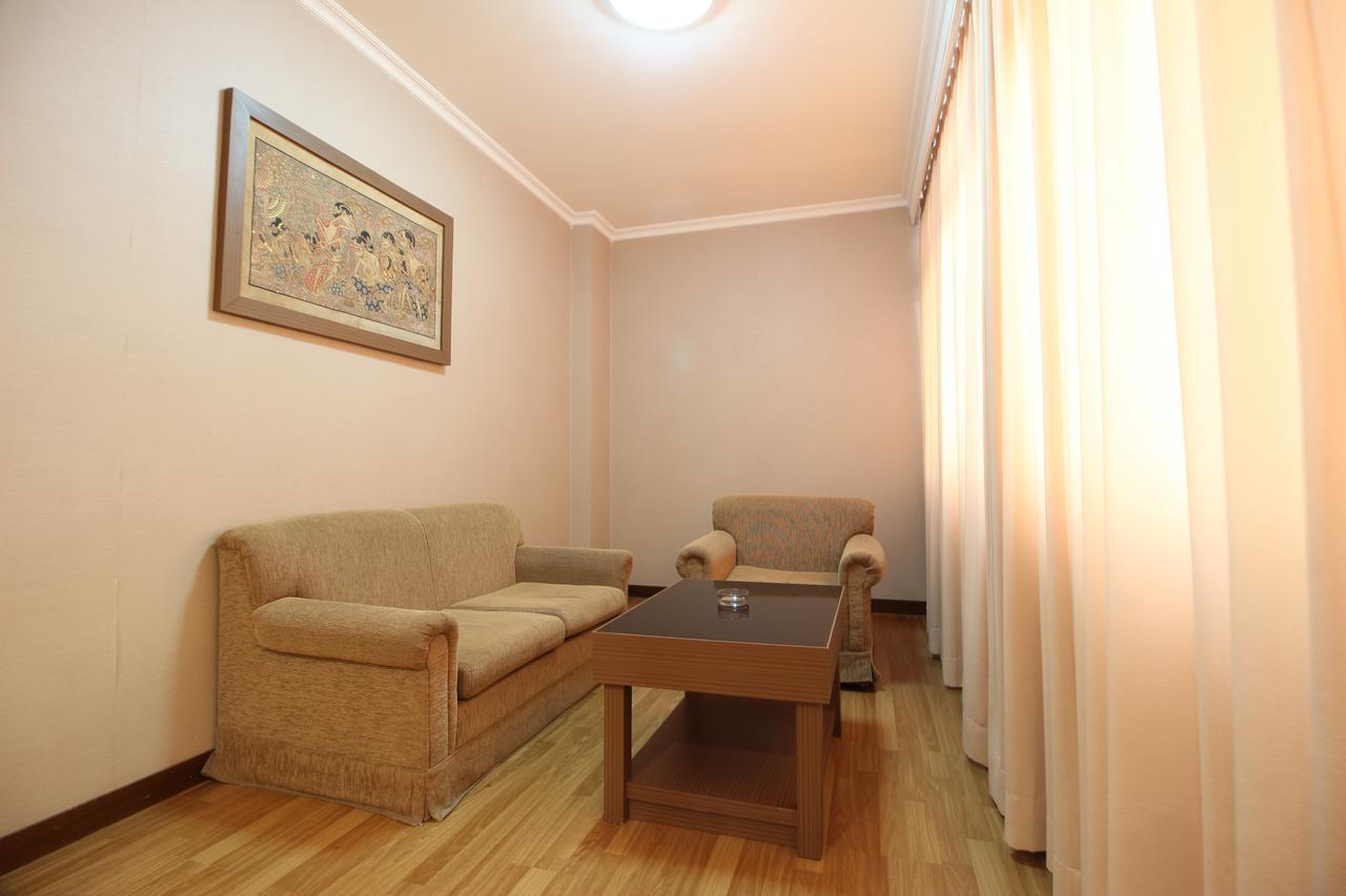 Reddoorz Premium @ Slamet Riyadi 2 Solo Εξωτερικό φωτογραφία